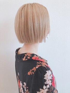ロルド シェリ(Rold Cheri) パッツンボブのブロンドヘアスタイル