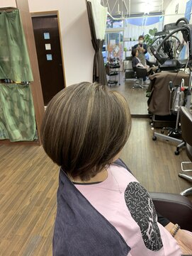 イヴァルヴ(EVOLVE) 丸みショート30代40代のツヤ髪白髪染め+メッシュ