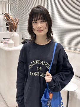 グラッド(glad) 濡れ質感×くびれウルフでナチュラルな抜け感に