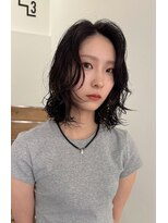 ヨーク(YOKE)&nbsp;ミディアムウルフパーマ顔周りレイヤー暗髪グレー20代30代40代