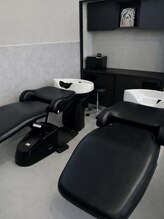 フルフラットなシャンプー台で極上のシャンプータイム