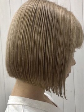 イコ 表参道原宿(ico) ぱつっとボブ×ミルクティーベージュ