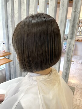 アトムス(Atoms) 前下がりボブ