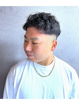 クオンヒール(QUON HEAL) 刈り上げセンターパートフェザーパーマサーフカールu