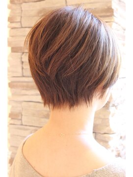 レウナ 外苑前(Reuna) 30代・40代50代に人気シルエットが綺麗なショートスタイル