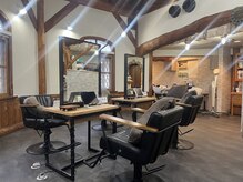 落ち着いたウッド調の空間