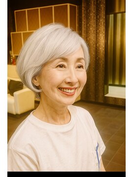 品よく魅せる大人のシルバーボブ