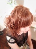 ルーズなカールのサイドアップ