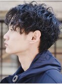 ツイストスパイラルパーマセンターパート刈り上げメンズヘア