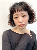 シア(sia) ウェーブが可愛いショートボブ