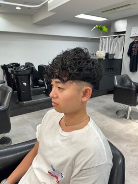 イントロバイフィーネ 渋谷(INTRO . by Fi-Ne) スペインカールスパイラルパーマツイストパーマフェード短髪