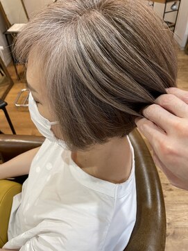 ヌンクマールス(NUNC malus) 【お客様フォト】白髪ぼかしハイライトカラー×ショートボブ