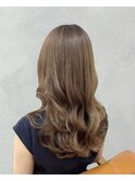 レイヤーカット×ベージュカラー×巻き髪仕上げ