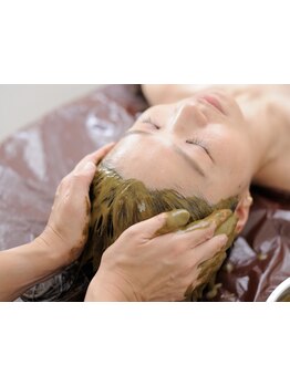 髪質・頭皮改善とスパも同時に◎髪や頭皮を労わるヘナカラーと一緒にヘッドスパもお選びいただけます。