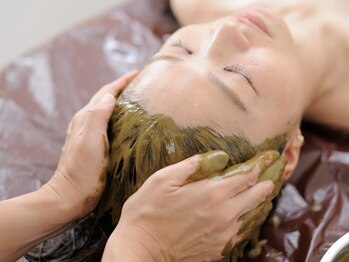 アラナ(Alana)の写真/髪質・頭皮改善とスパも同時に◎髪や頭皮を労わるヘナカラーと一緒にヘッドスパもお選びいただけます。