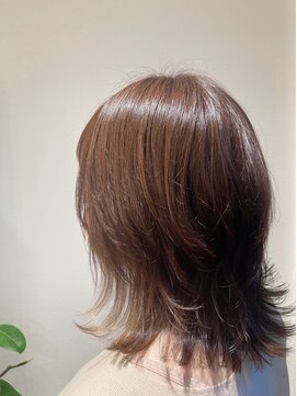 キー(KEY) 透け感カラーのミディアムウルフ