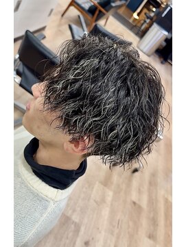 ヒビヲ(HIBIO) ツイストスパイラルパーマセンターパートハイライト