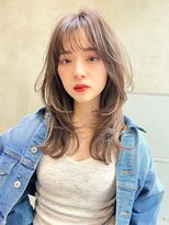 レイヤーカット×ベージュカラー