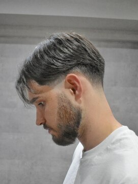 バーバーハウス ラヴィ(Barber House Lavie) テーパーフェード ×センターパート