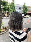 ケアブリーチモノトーングレージュカラー外はねミディアムボブ
