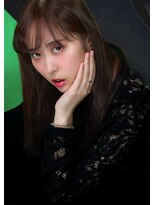 アンアタッシュ(UNE ATTACHE) フェミニンを纏いながら、モードを香らせる春のグレージュ