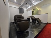 キングスマン ナゴヤ 猪子石店(Kingsman Nagoya)の雰囲気(シャンプースペースですスパやフェイスマッサージも行っています)