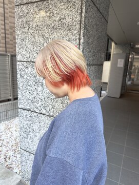 バジオットエイチ(BUZZIoT h) 艶めくホワイトブロンド×裾カラーオレンジのウルフボブ