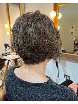 ビハインドザカーテン(BEHIND THE CURTAIN) くせ毛×白髪を活かしたレイヤーショートボブ