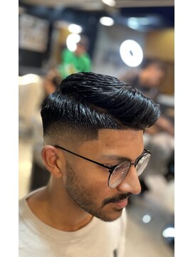 フランクスバーバー アンド ビアークラブ(FRANK'S BARBER and BEER CLUB) スキンミドルフェードサイドパート