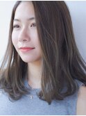 マットグレージュの柔らかストレート