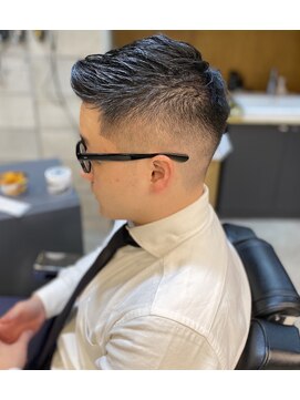 フランクスバーバー アンド ビアークラブ(FRANK'S BARBER and BEER CLUB) ショートレイヤーかき上げスキンフェード