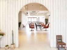 ジュネス 表参道(JYUNESU)の雰囲気（アーチを抜けると広々とした店内へ。贅沢なひと時を♪）