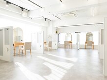 オリンテ バイ レシッド 表参道(orente by rcid)の雰囲気（白を基調とした落ち着いた店内は自然光が入る気持ちの良い空間♪）