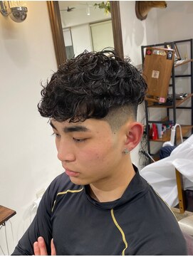 ショートスペインカール　スキンフェード　フェードカット