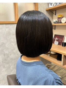 ロッカ(ROCCA) コンパクトな丸みボブ