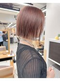 ピンクベージュの切りっぱなしボブ