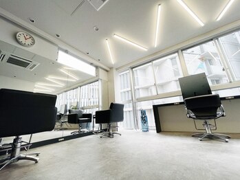 ケンジ ツルヤチョウ(KENJE tsuruyacho)の写真/落ち着いた店内で、お客様一人一人に向き合いながら理想の仕上がりをご提案◎[横浜駅1分]