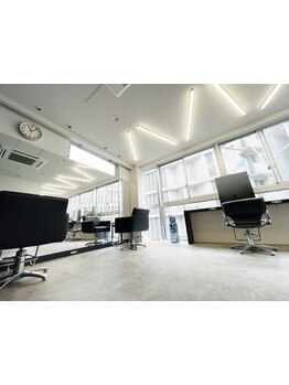 落ち着いた店内で、お客様一人一人に向き合いながら理想の仕上がりをご提案◎[横浜駅1分]