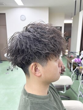 ゼロ(Zero) 波巻きツイストスパイラルパーマツーブロック刈り上げ