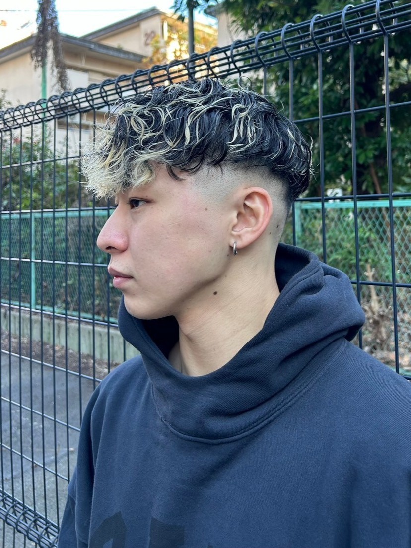 ビンゴ(BINGO) 2100刈り上げセンターパートハイライトメッシュフェザーショート