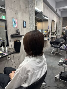 コワファースト長崎シャンプーボーイ 2nd(COIFF1RST 長崎 SHAMPOO BOY) ぱつっとボブ 外ハネボブ 透明感カラー