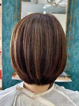 ショートボブカット
