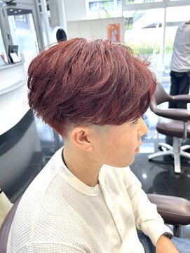 テテ(TETE) ワインレッド/センターパート/刈り上げ