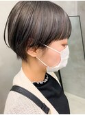 マッシュショート、ワイドバング、ブリーチ、グレーアッシュ