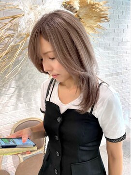 エイム(A-im) ミルクティーグレージュ×セミロング　ブリーチあり