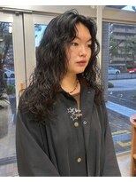 ウェウェ(wewe)&nbsp;韓国風ドライな質感の秋冬ロングデジタルカーリーパーマ