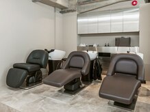 明るい白髪染め専門店 今福鶴見店の雰囲気（フルフラットになるので首、腰がとても楽に受けていただけます。）