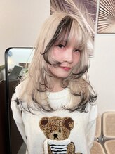 エンブリーチ バイ タグ 樟葉(enn. bleach by t.a.g)&nbsp;ホワイトブロンド × ブラックデザイン × レイヤーカット