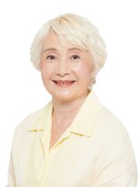 えがお美容室 奈良店&nbsp;エレガントに白髪を楽しむ！大人世代の華やかレイヤーショート