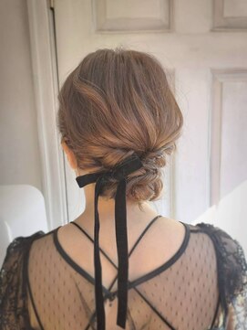 アロマ ヘアー ルーム 新宿3号店(AROMA hair room) シニヨン　お団子　ヘアアレンジ　ベロアリボン